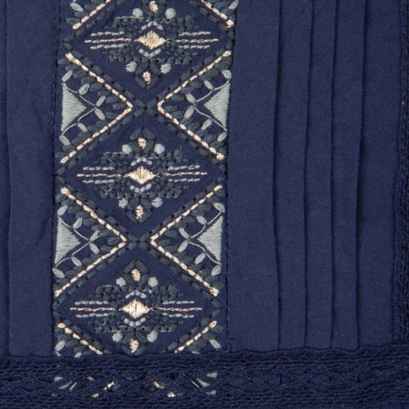 Knox Rose boho embroidered navy tunic top. Size M - Picture 5 of 5